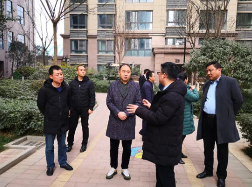 雁塔區(qū)住建局領(lǐng)導(dǎo)一行來(lái)到朱雀云天小區(qū)調(diào)研物業(yè)管理工作