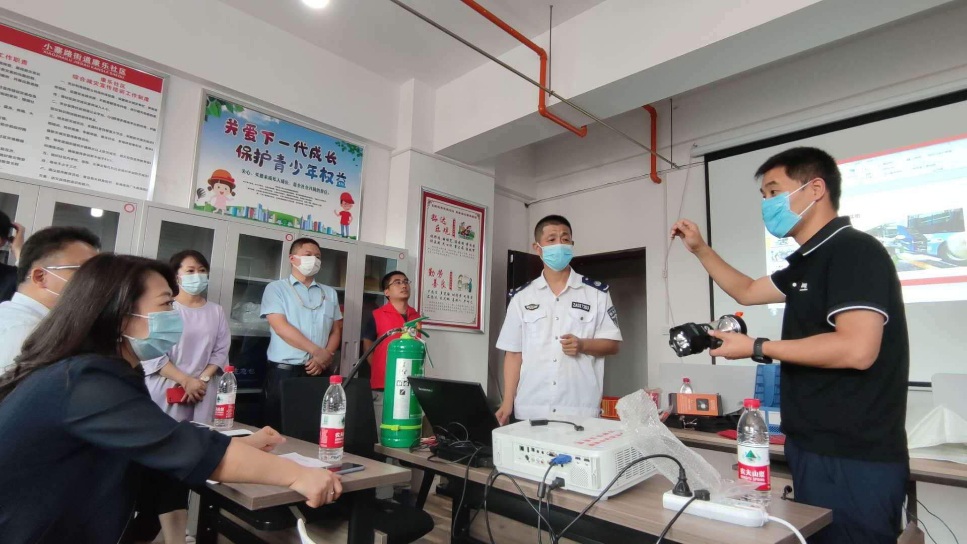 小寨街辦康樂(lè)社區(qū)、聯(lián)合聯(lián)誠(chéng)行物業(yè)開(kāi)展消防實(shí)戰(zhàn)演練活動(dòng)