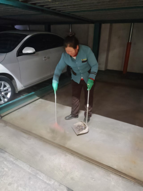 物業(yè)公司保潔人員：車庫車板上的“美容師”