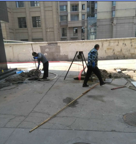 攜手疏通化糞池，保護(hù)小區(qū)環(huán)境衛(wèi)生